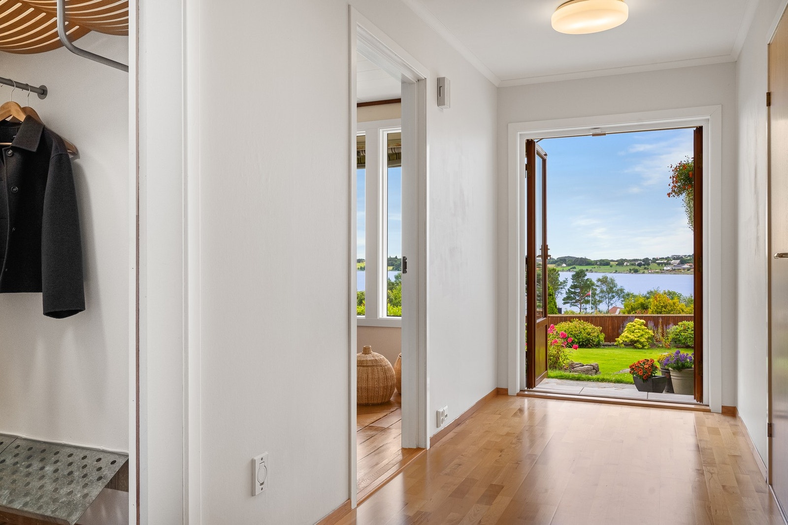 Boligen har flere utganger. Dette er utgangen direkte fra gangen til hagen. Galleribilde