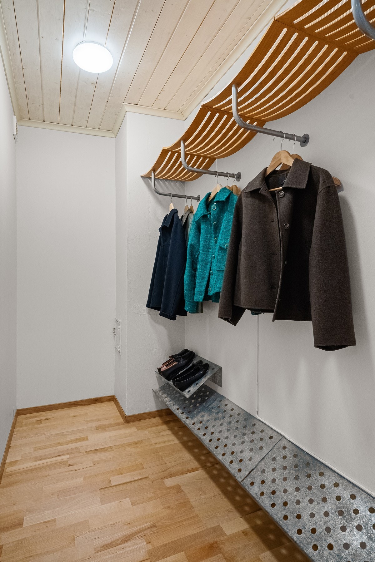 Et eksempel på hvor man kan henge fra seg yttertøy. Galleribilde