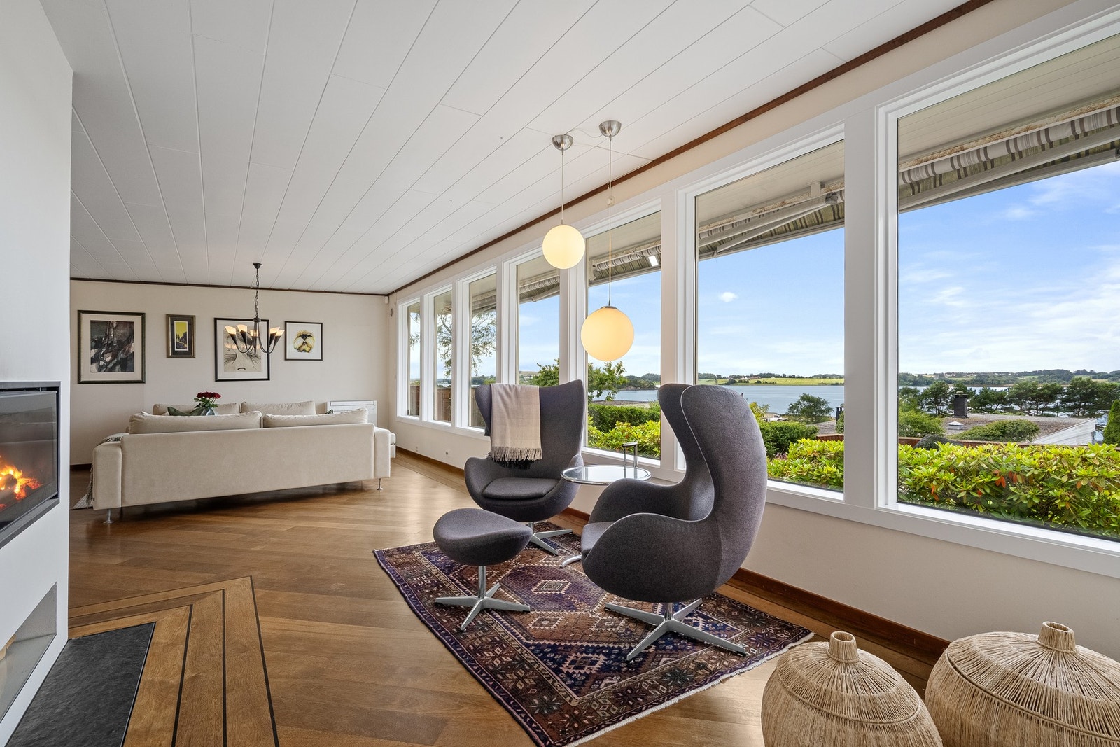 Denne boligen tilbyr god plass og mye innhold. Dette kombineres med en sjeldent flott tomt og beliggenhet i toppklasse. Galleribilde