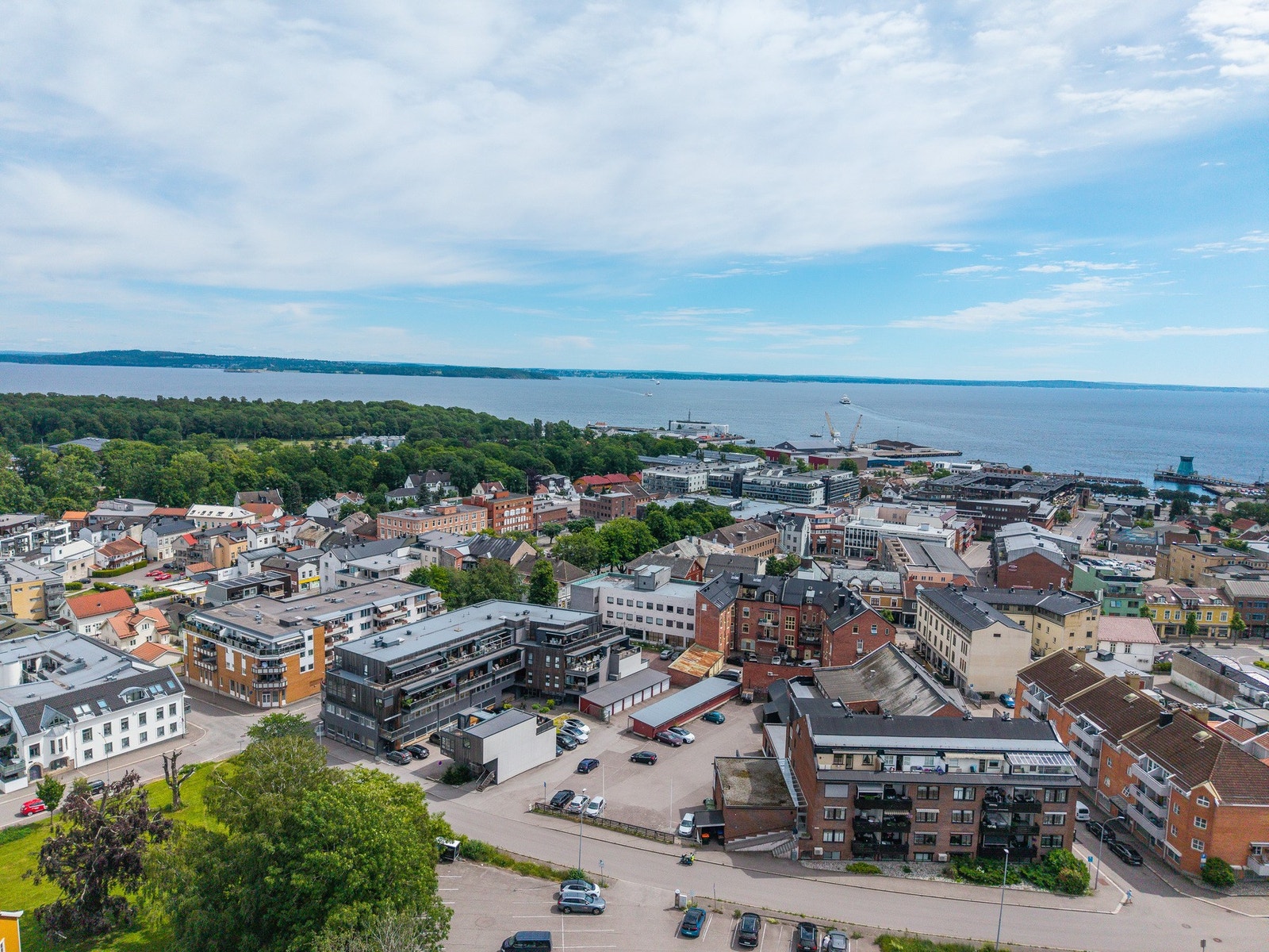 Boligen har en hyggelig beliggenhet noe tilbaketrukket fra sentrum. Er kort vei til gågaten og den hyggelige havnen med restauranter osv. Galleribilde