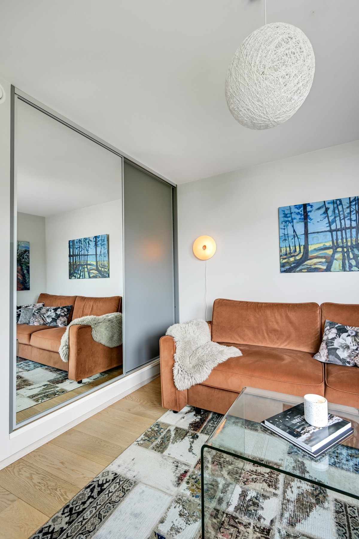 Skyvedørsgarderobe med god oppbevaringsplass Galleribilde