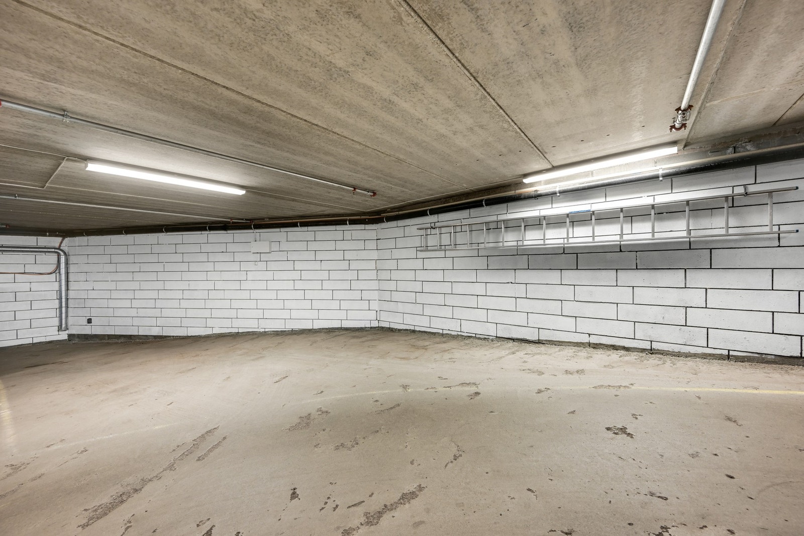 Det medfølger en stor parkeringsplass i felles parkeringskjeller - selger har fått plass til to biler på denne plassen Galleribilde