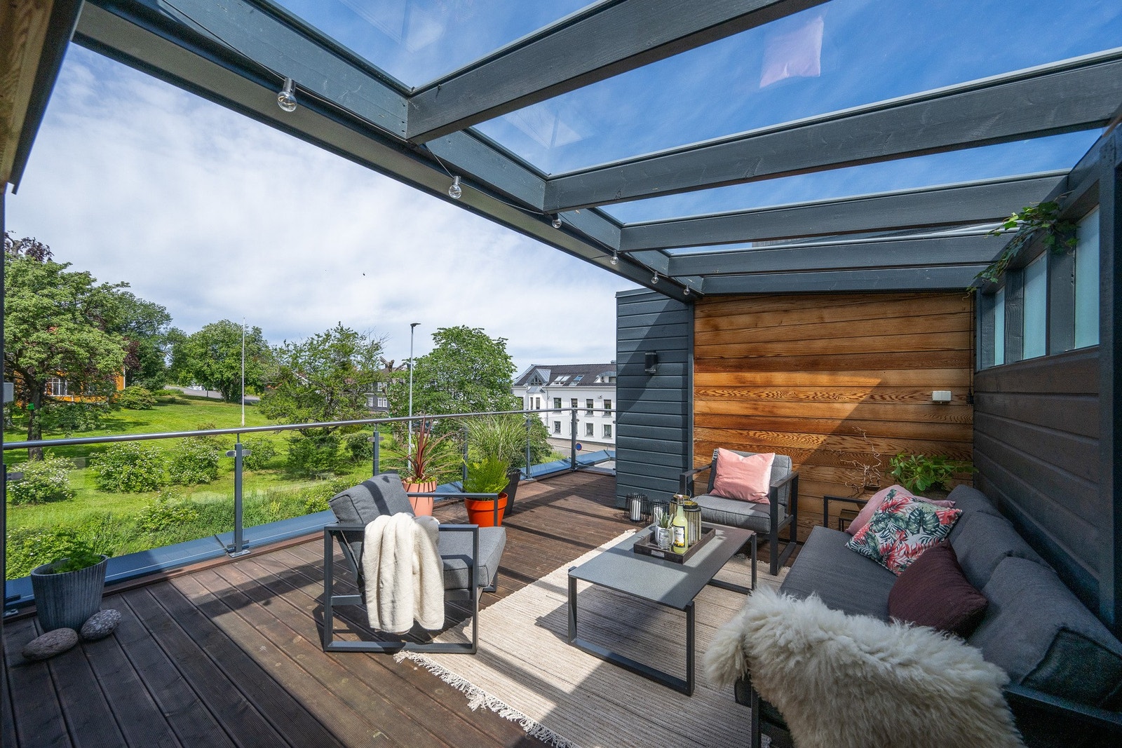 Fra uteplassen er det flott utsyn over til Braarudgården og parkområdet der Galleribilde