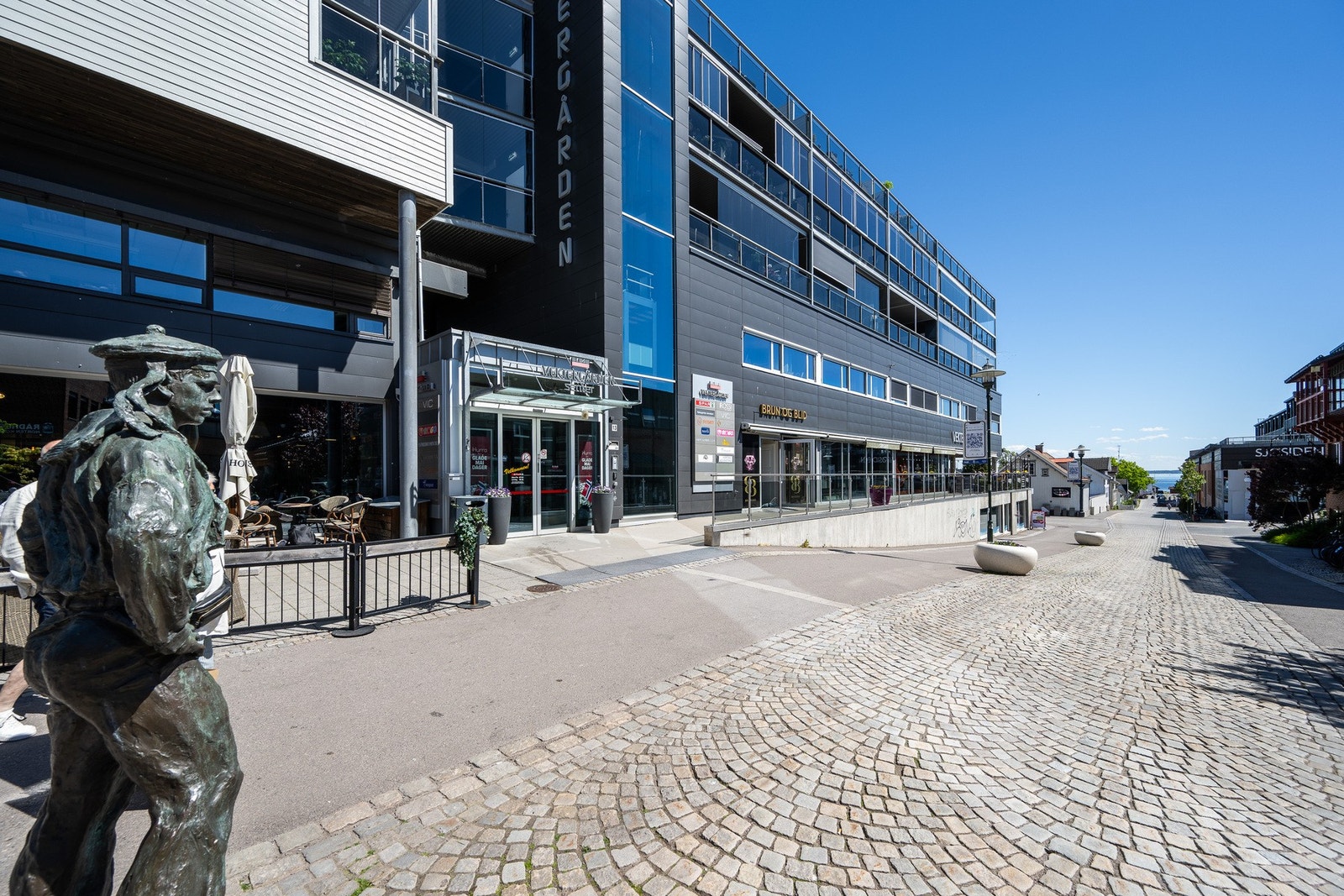 Boligen ligger meget sentralt i Horten og det er kun et steinkast fra gågaten i Horten som fører en ned mot sjøen Galleribilde