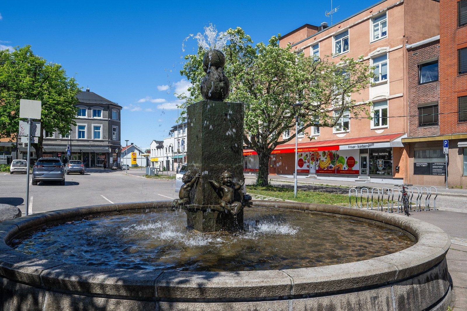 Horten kino ligger i sentrum og man har også et hyggelig torg her Galleribilde