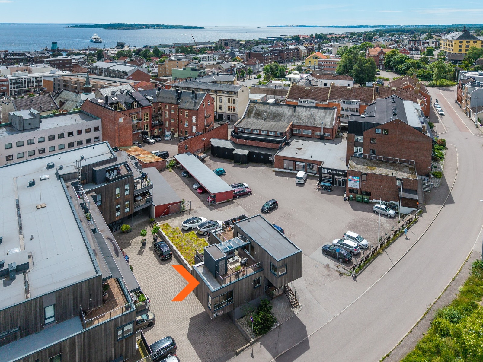 Eksklusiv byvilla med fantastiske uteplasser og stor parkering i felles parkeringskjeller Galleribilde