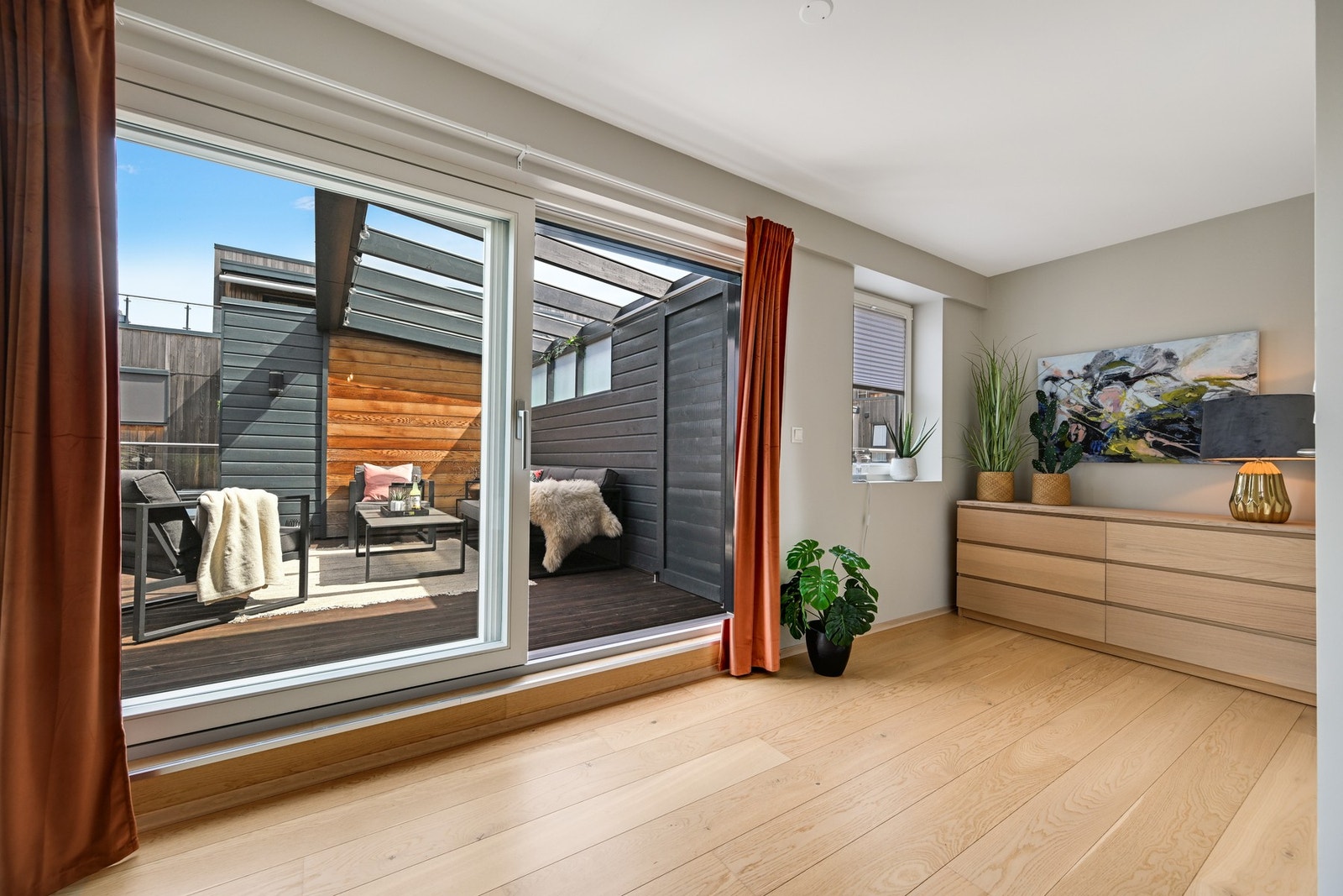 Gangen i 2. etasje har god plass til kommode/garderobeløsning og vindu i tillegg til den store terrassedøren Galleribilde