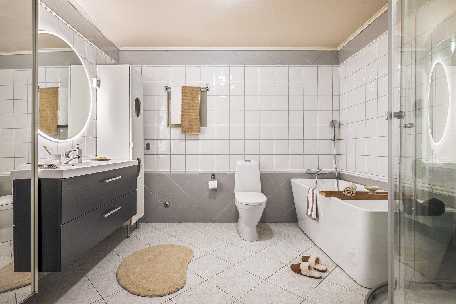 Badet i underetasjen er romslig og helfliset, med varmekabler i gulvet som sørger for god komfort året rundt. Galleribilde