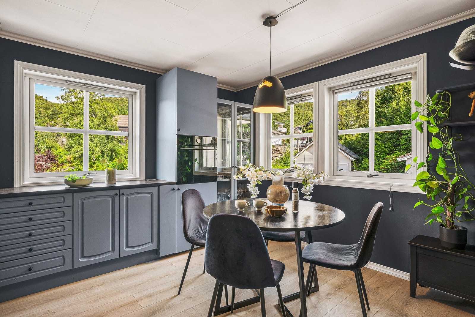 Her ligger alt til rette for både matlaging og hyggelige hverdagsmåltider. Galleribilde