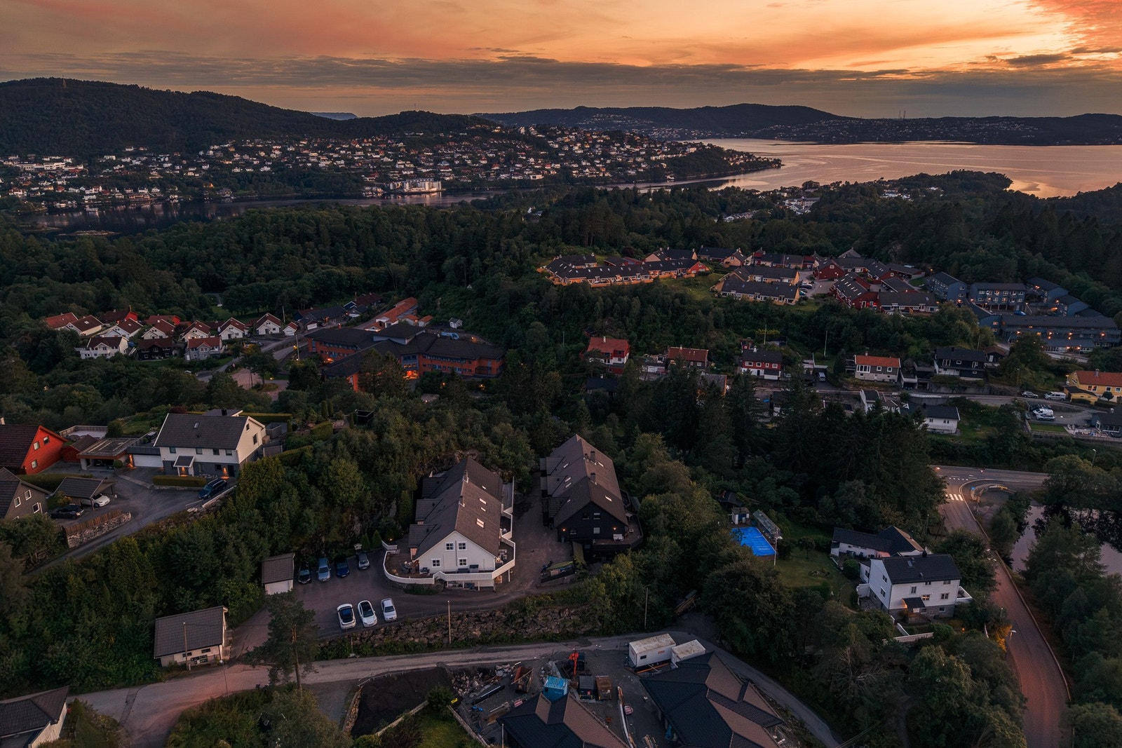 Området er kjent for sine naturskjønne omgivelser, gode solforhold og rolige bomiljø - med kort avstand til både hverdagens servicetilbud og flotte rekreasjonsområder. Galleribilde