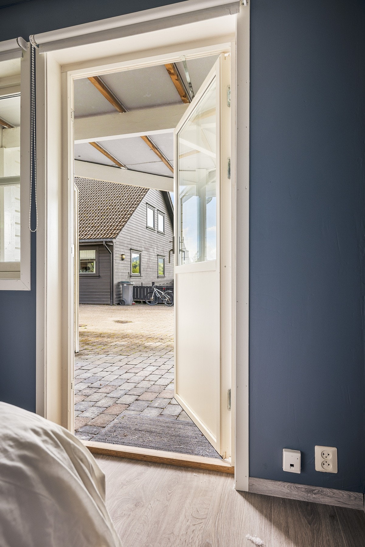 Fra soverommet er det utgang til fremsiden av huset. Galleribilde