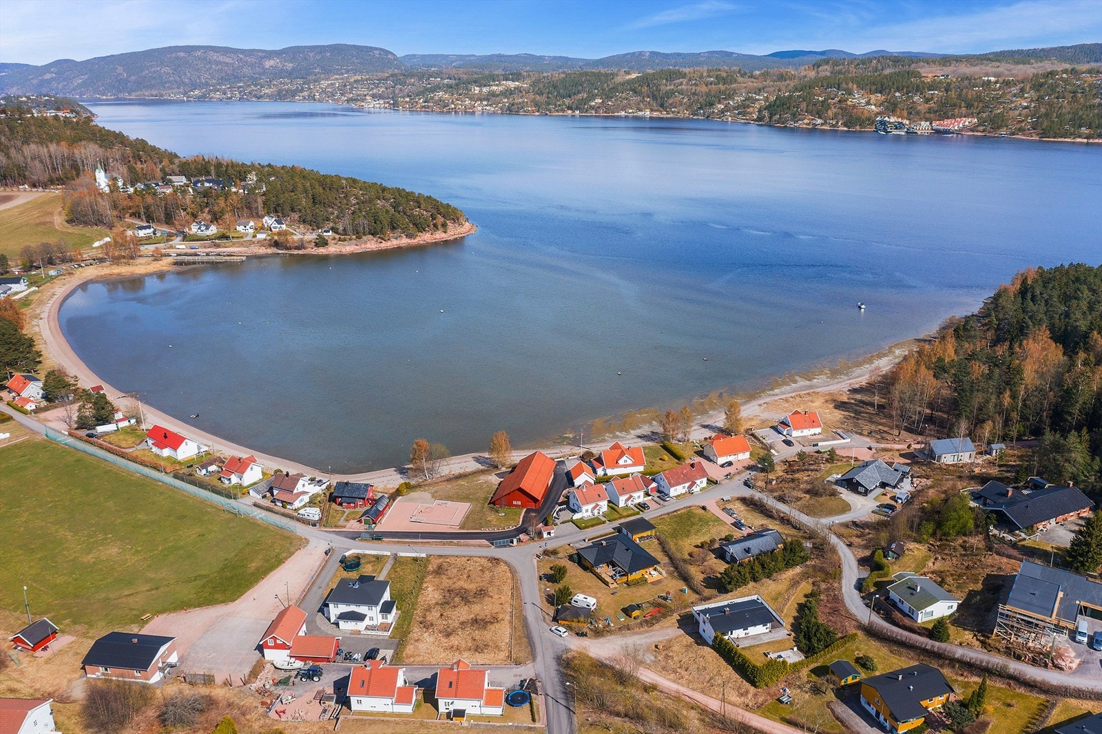 Bergerbukta ligger i gangavstand med friområder, lekeplass, strand og båthavn..jpg Galleribilde
