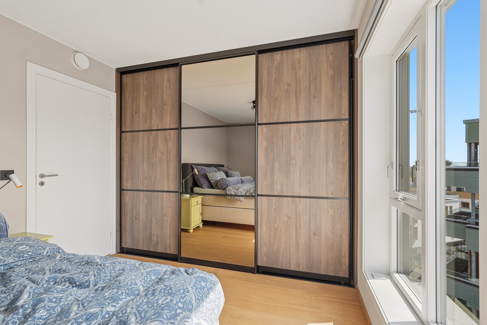 Skyvedørsgarderobe med speilfronter gir rikelig med oppbevaringsplass. Galleribilde