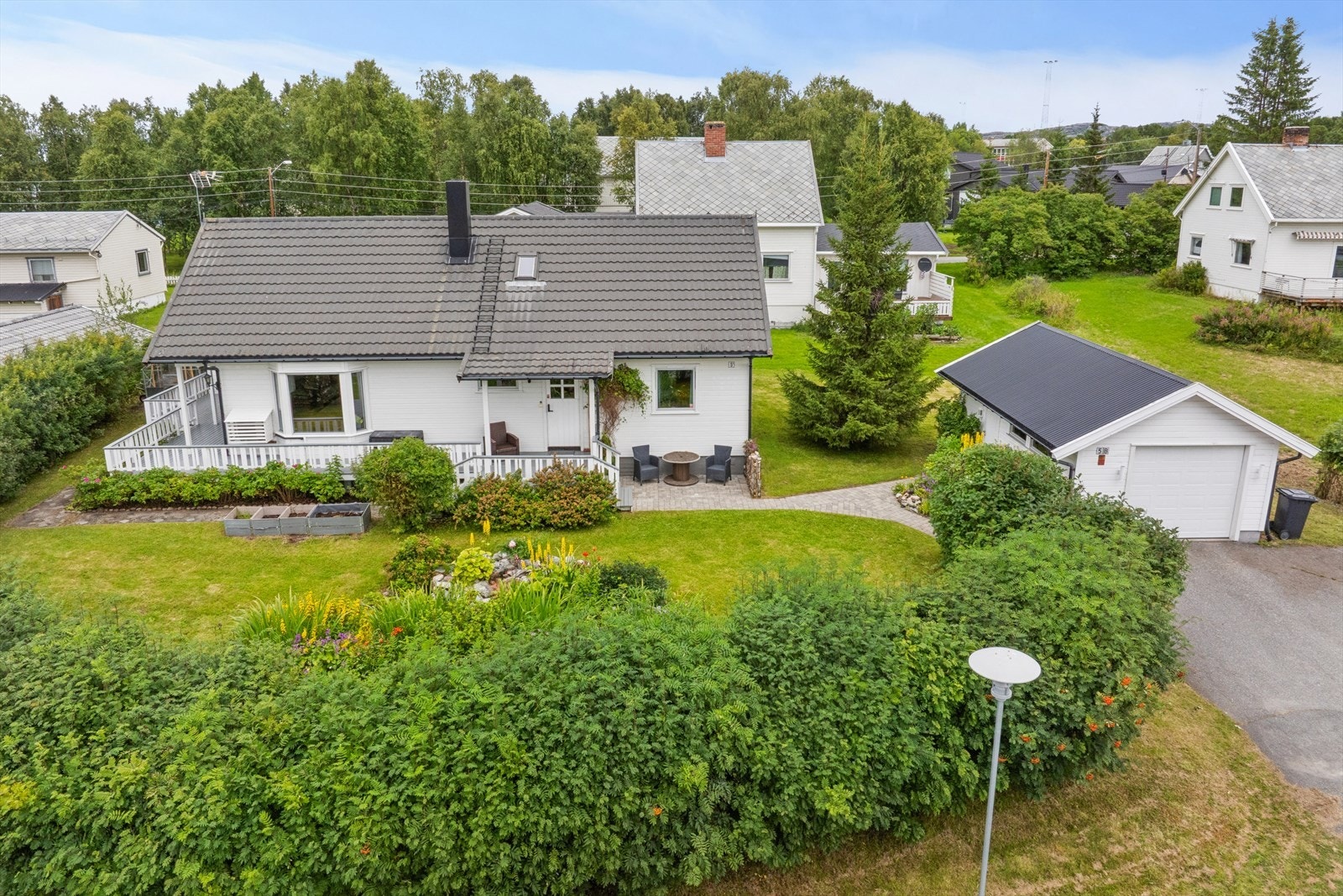 DNB Eiendom v/ Vidar Myklevoll ønsker velkommen til denne innholdsrike eneboligen med stor hage og egen garasje. Galleribilde