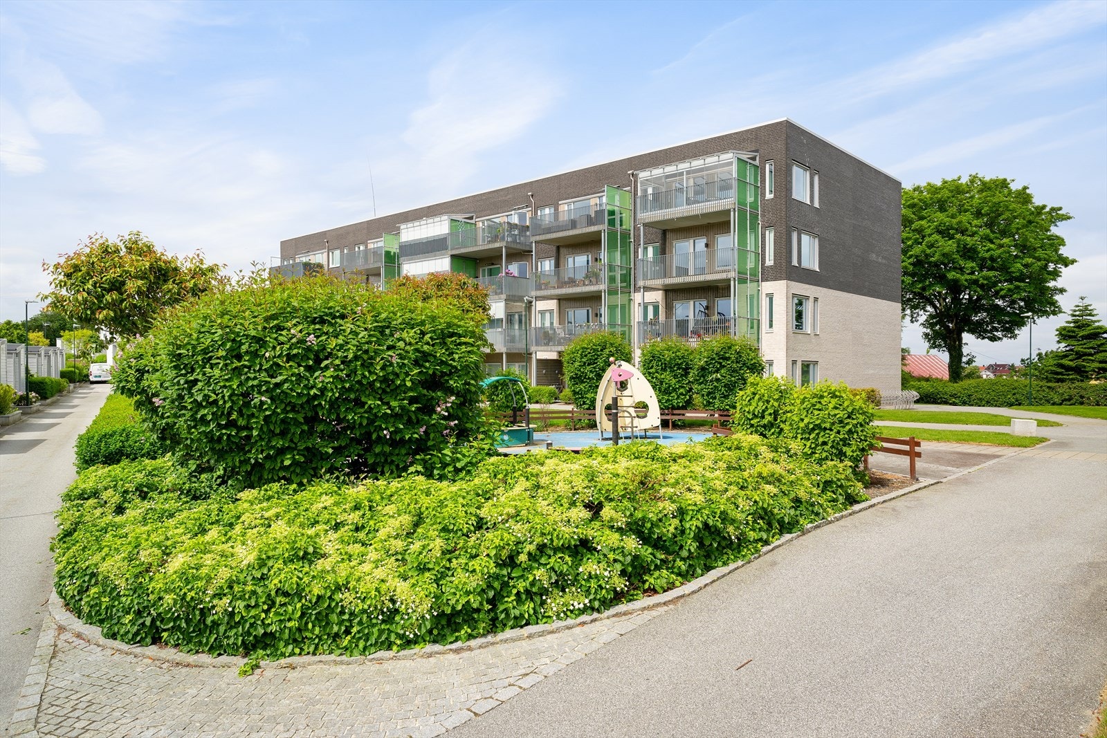 Det er gode kollektivforbindelser til Stavanger sentrum og øvrige bydeler, samtidig som området har enkel adkomst til hovedveinettet for pendlere. Stavanger sentrum nås på få minutter med bil, sykkel eller buss. Galleribilde