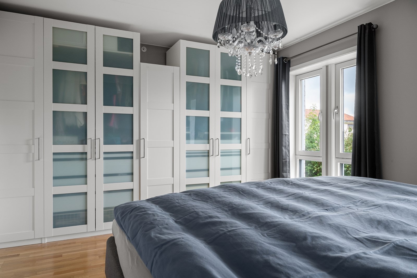 En vegg med garderobe sørger for rikelig med oppbevaringsplass. Galleribilde