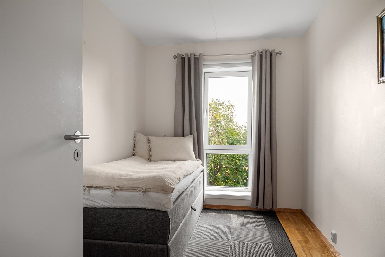 Soverom 2 har gode møbleringsmuligheter med plass til seng, oppbevaring og øvrig innredning. Galleribilde
