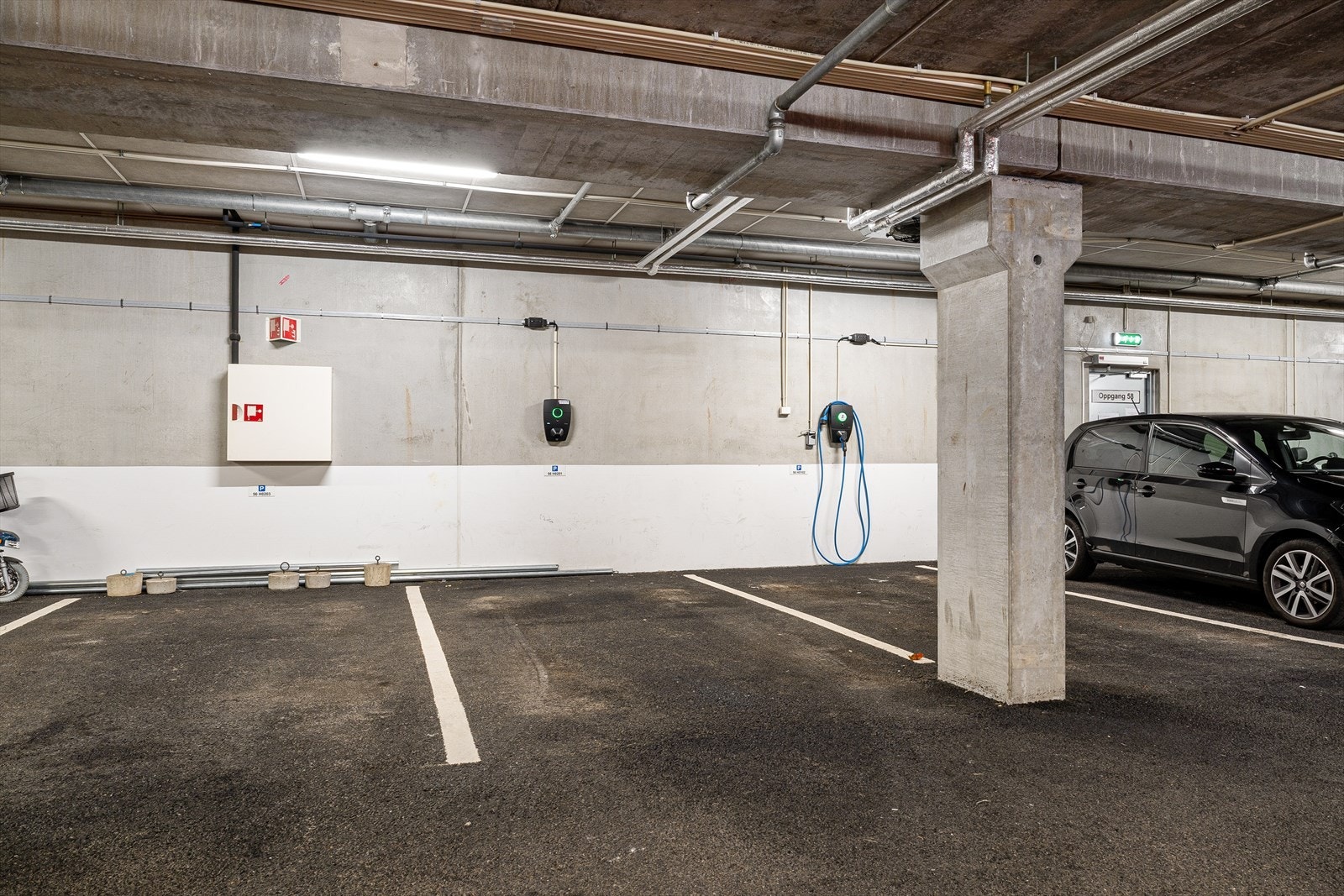 Leiligheten har en fast garasjeplass med elbillader. Galleribilde