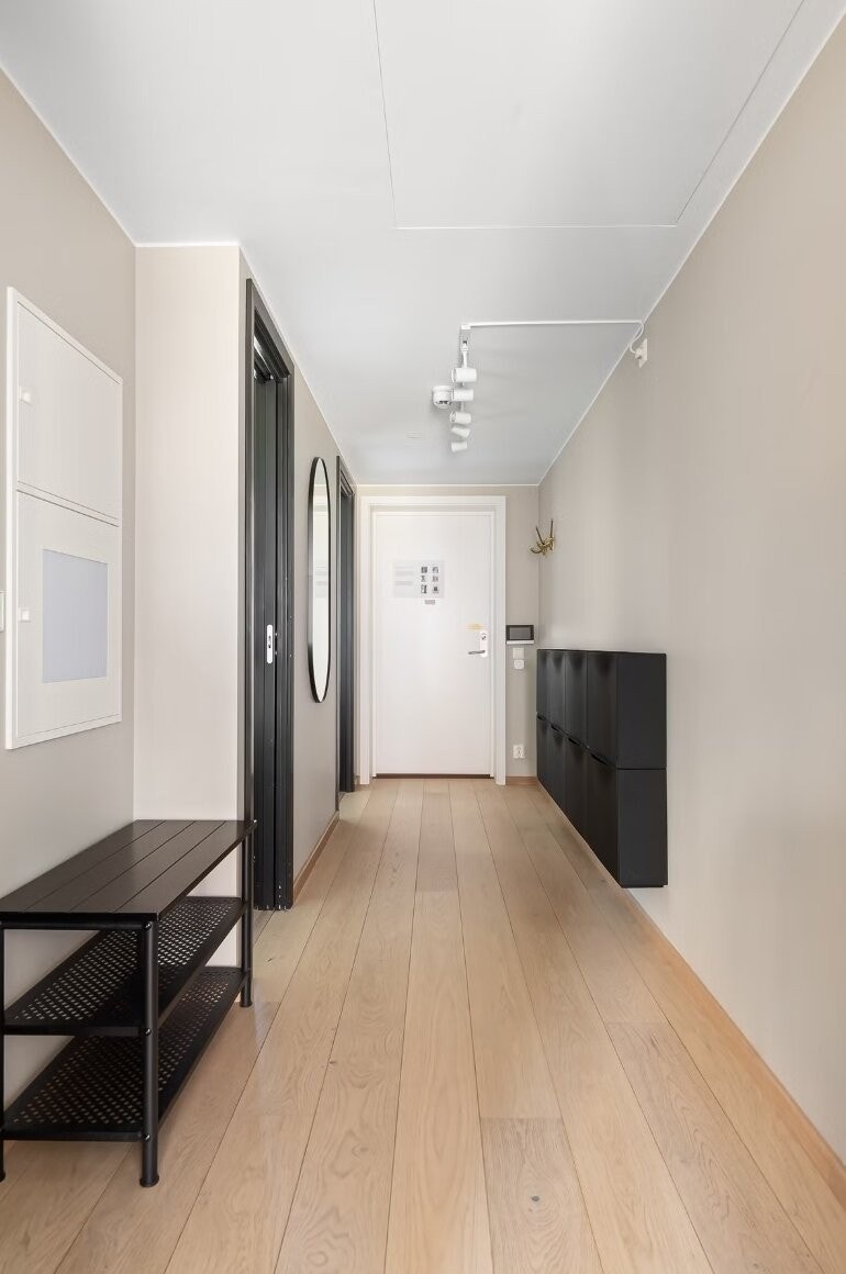 Romslig entré har god oppbevaringsplass. Boligen ligger i byggets 3. etasje med heisadkomst. Galleribilde