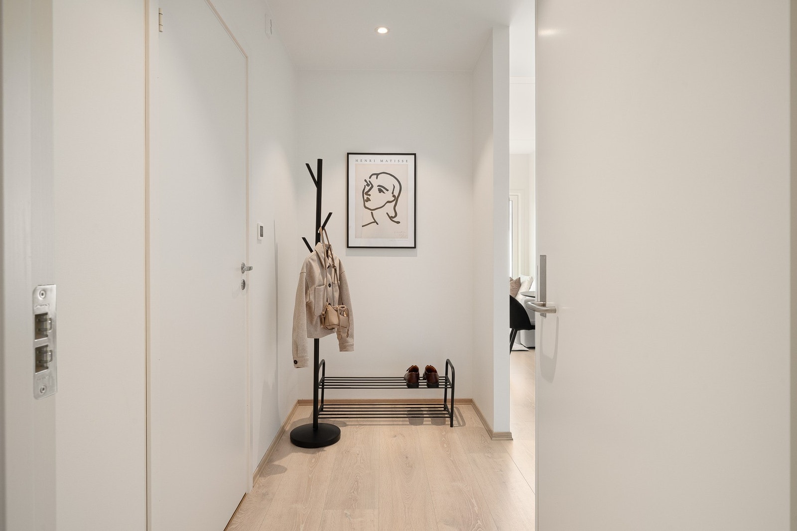 Lys og innbydende entré med god plass til oppbevaring av yttertøy og sko. Galleribilde