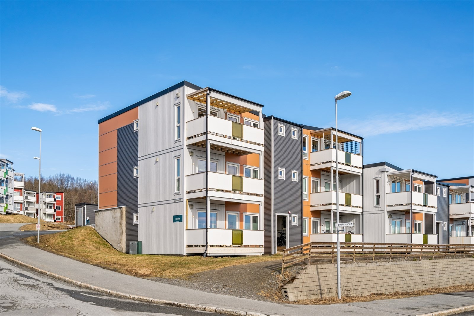 Leiligheten ligger fint plassert på bakkeplan med utgang fra stuen til en sørvendt terrasse med utsikt over Børvasstindan Galleribilde