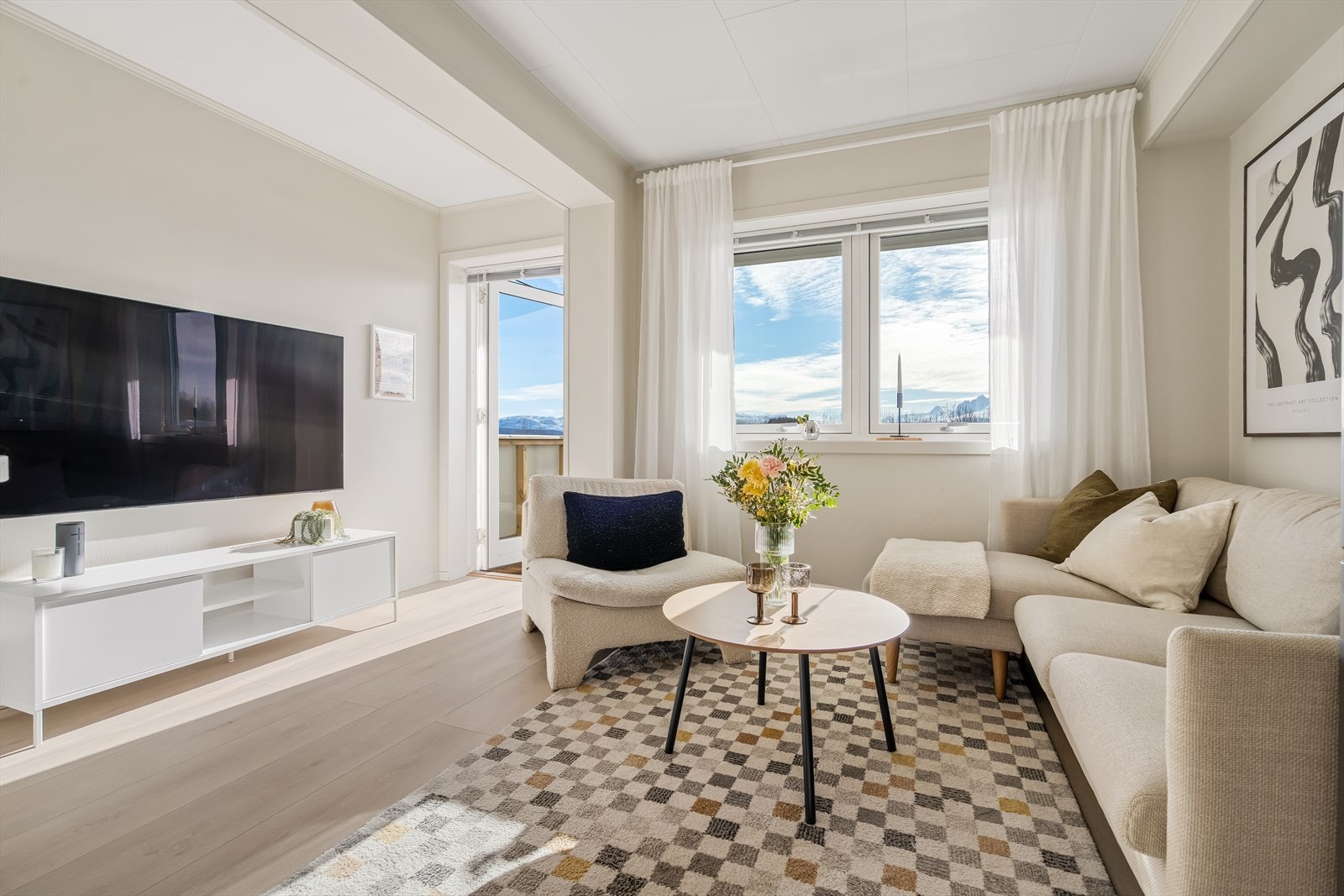 De store sørvendte vindusflatene slipper inn rikelig med dagslys og herfra er det også utgang til terrasse via verandadør i glass Galleribilde