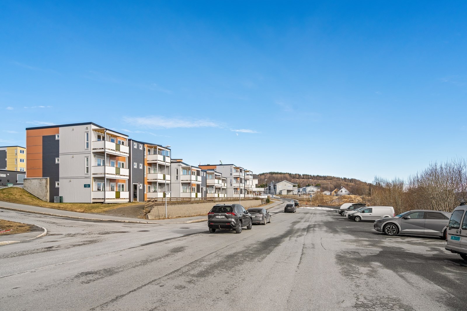 Parkering på felles parkeringsområde (uten faste plasser) - Det er etablert felles elbillader på øvre parkering (betaling via egen betalingsordning) Galleribilde
