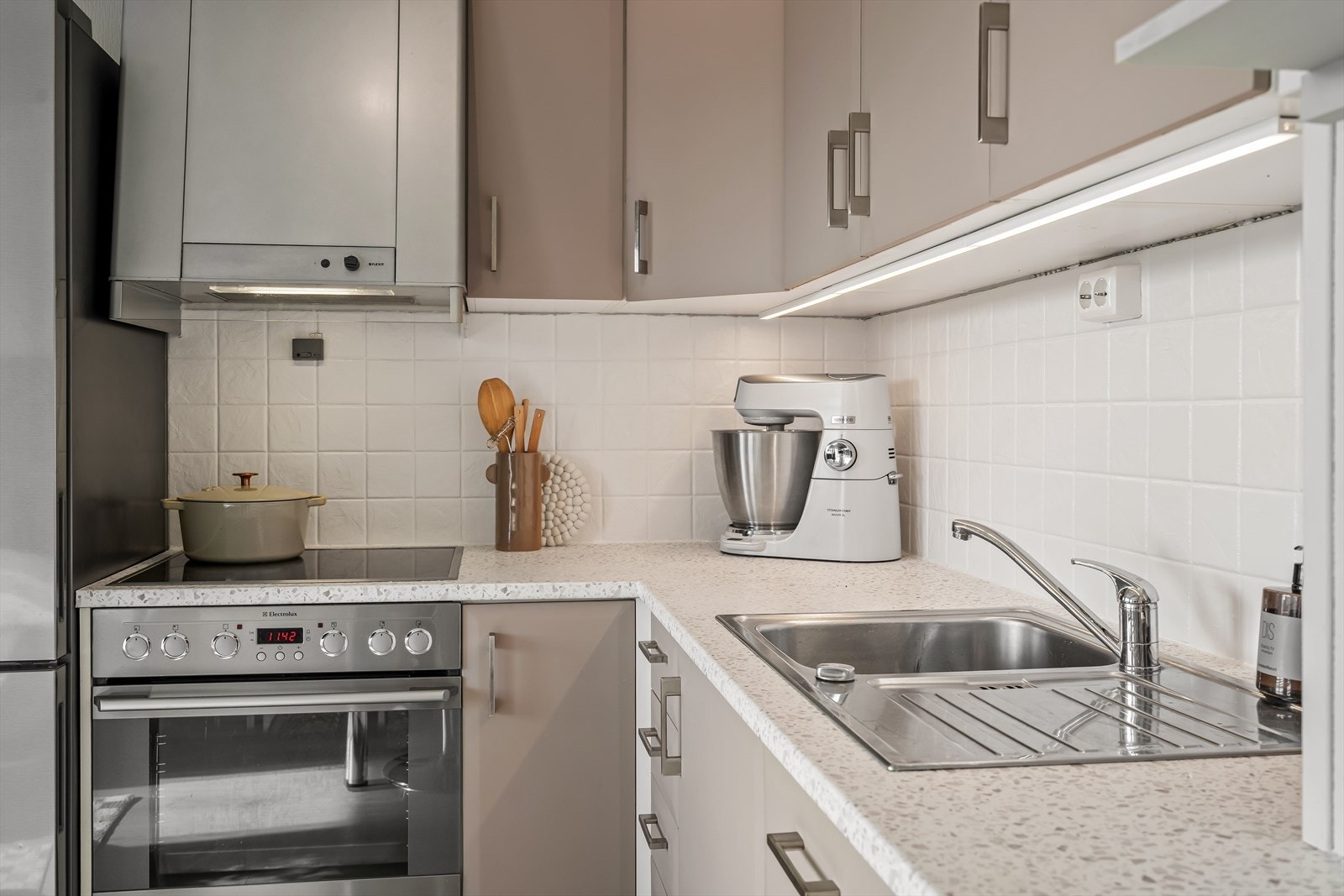 Hvitevarene medfølger og består av stekeovn, koketopp, oppvaskmaskin og frittstående kombiskap kjøl/frys Galleribilde