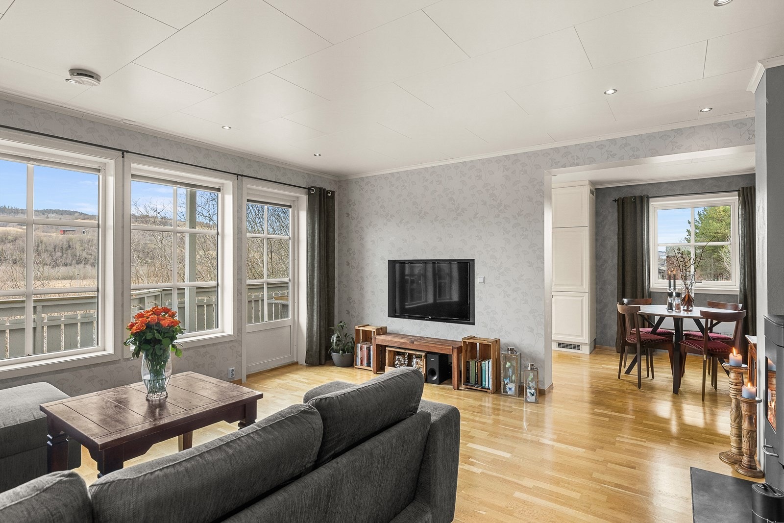 En innholdsrik tomannsbolig med egen utleiedel og attraktiv beliggenhet. Galleribilde