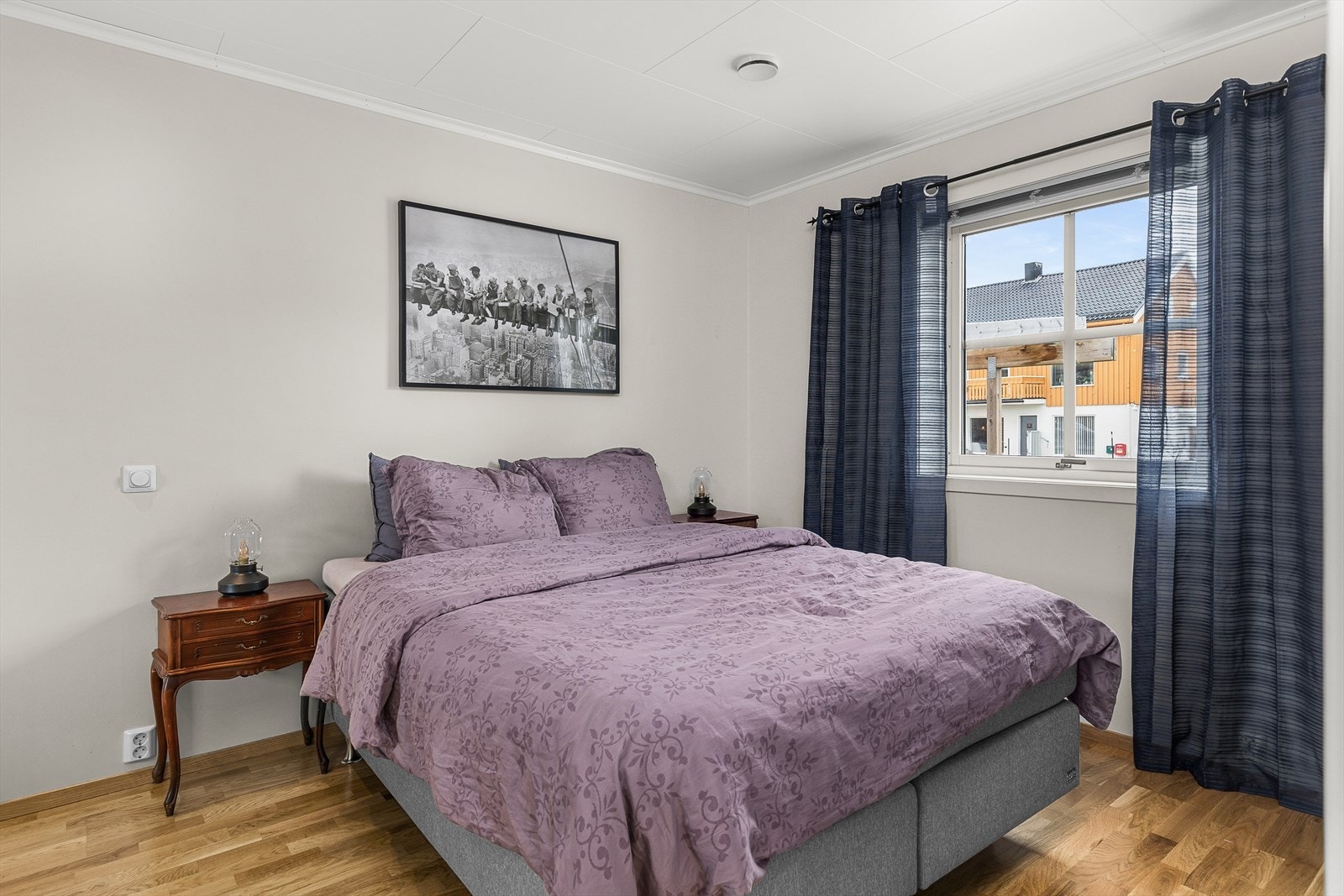 Hovedsoverommet er på 11 m² og har god plass til for eksempel en dobbeltseng med nattbord på begge sider, samt et romslig integrert garderobeskap. Galleribilde