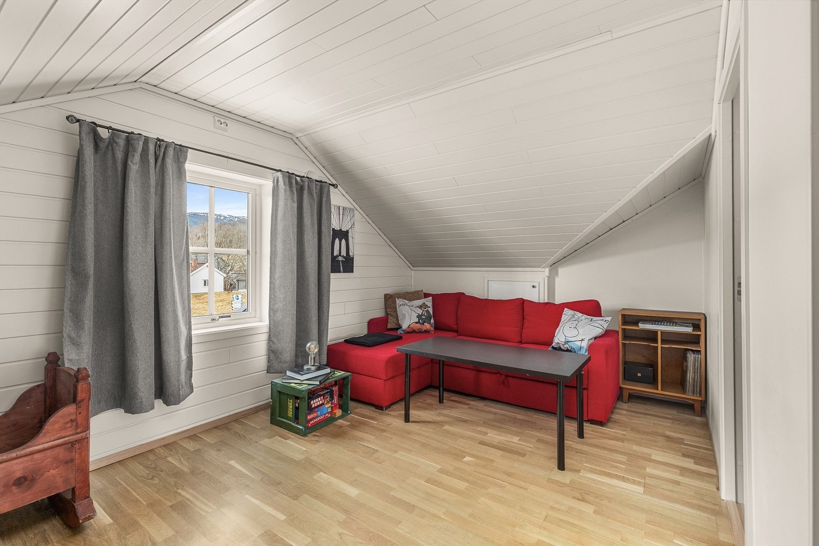 Loftstuen/soverom nummer to er også av god størrelse og strekker seg over hele 12m² Galleribilde