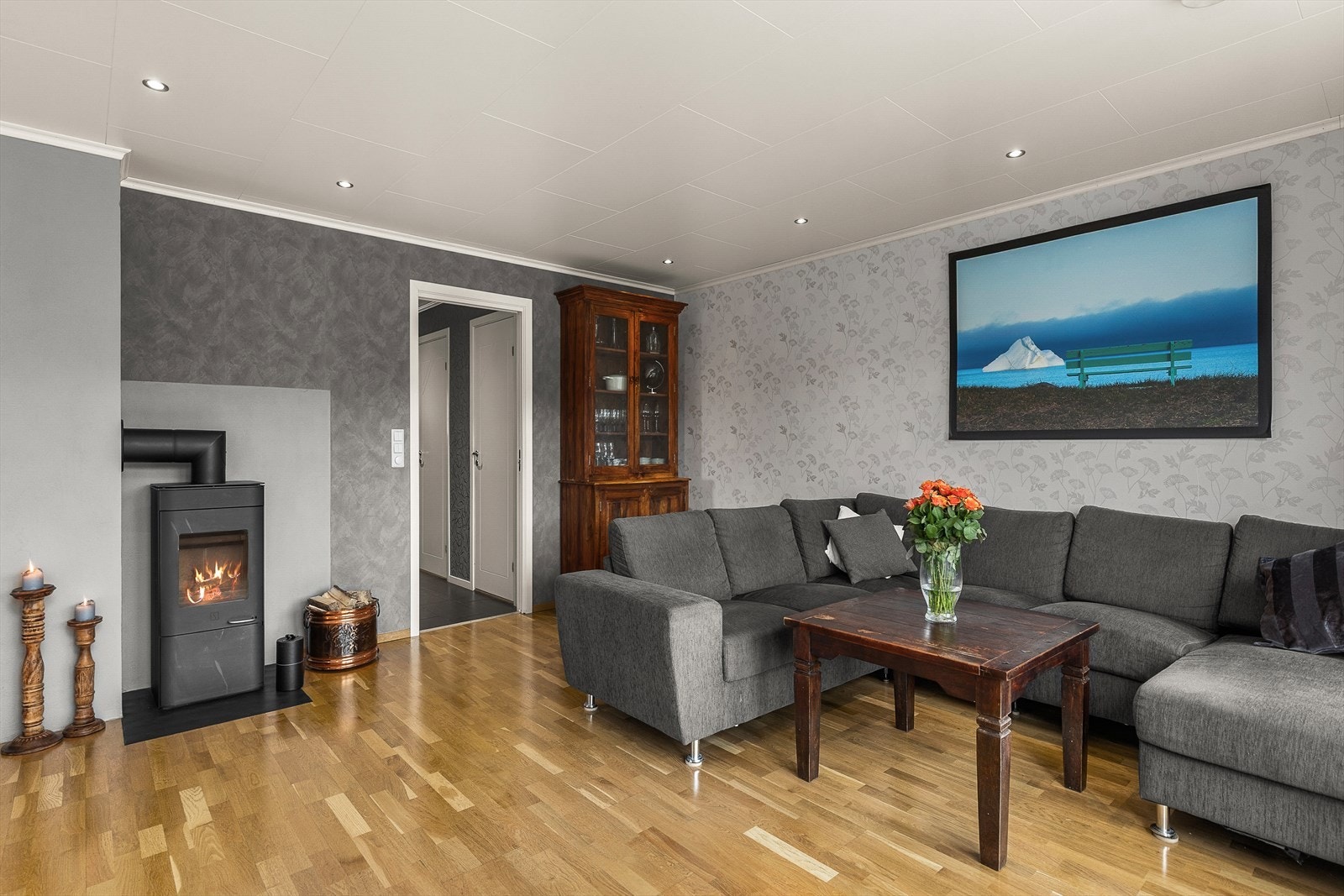 Boligen besitter en romslig stue på 26m². Boligen varmes opp via varmepumpe, vedfyring og panelovner for et behagelig inneklima. Galleribilde