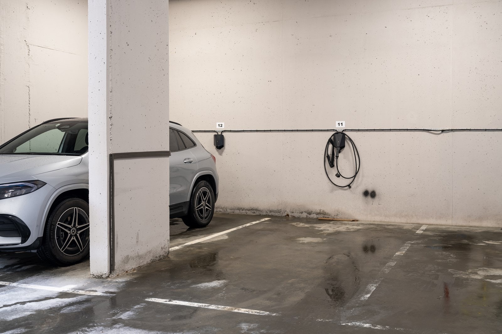 P-plass med lader. Fakturering lading via styret og forretningsfører, svært økonomisk gunstig for beboerne. Galleribilde