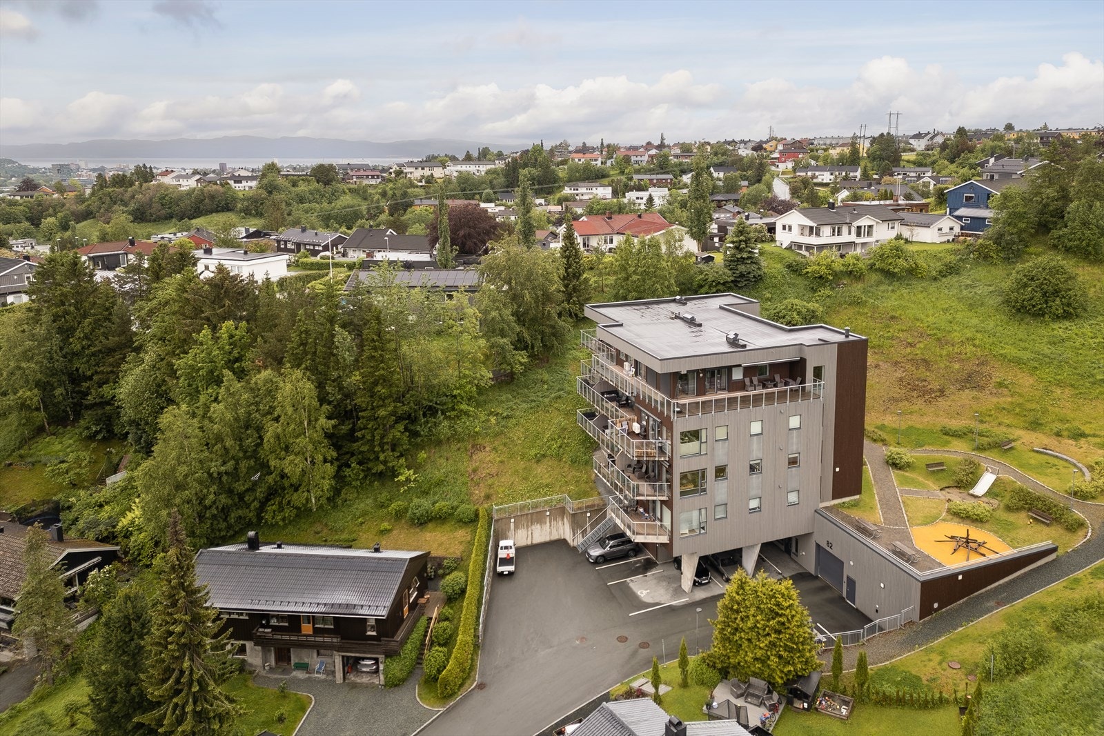 Det er kort vei til både Estenstadmarka og Strindamarka, som byr på fine turstier, skiløyper vinterstid og flotte sykkelmuligheter. Galleribilde
