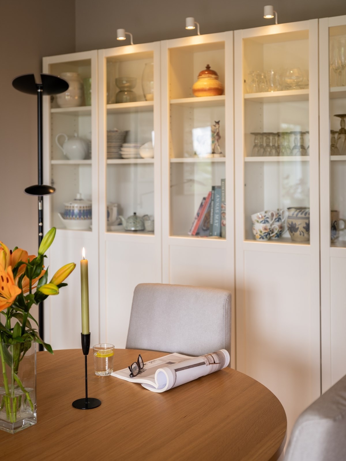 Tidløst fargevalg og listefri overgang til himling. 1-stavs parkett av svært pen eik. Moderne finish. Galleribilde