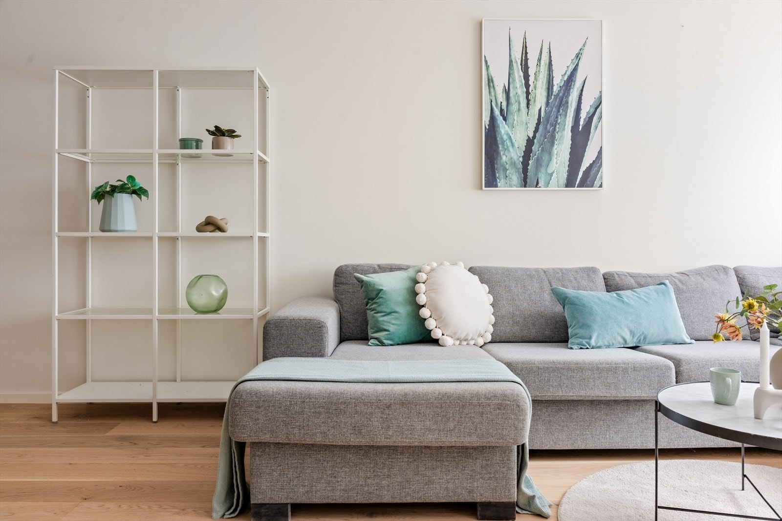 Stuen har god plass til innredning av sofagruppe Galleribilde