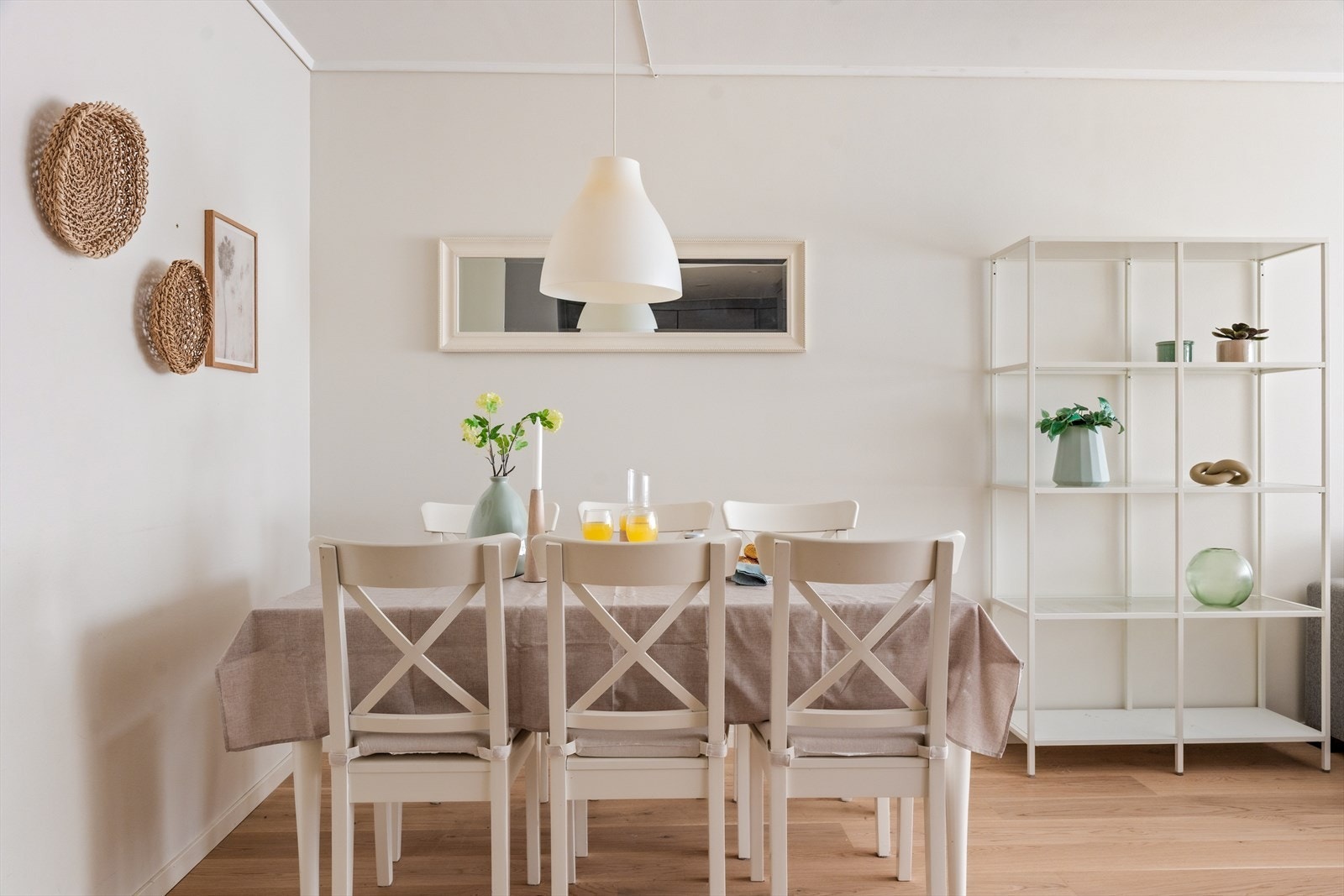 Godt med plass til innredning med spisebord - plass til mange gjester! Galleribilde
