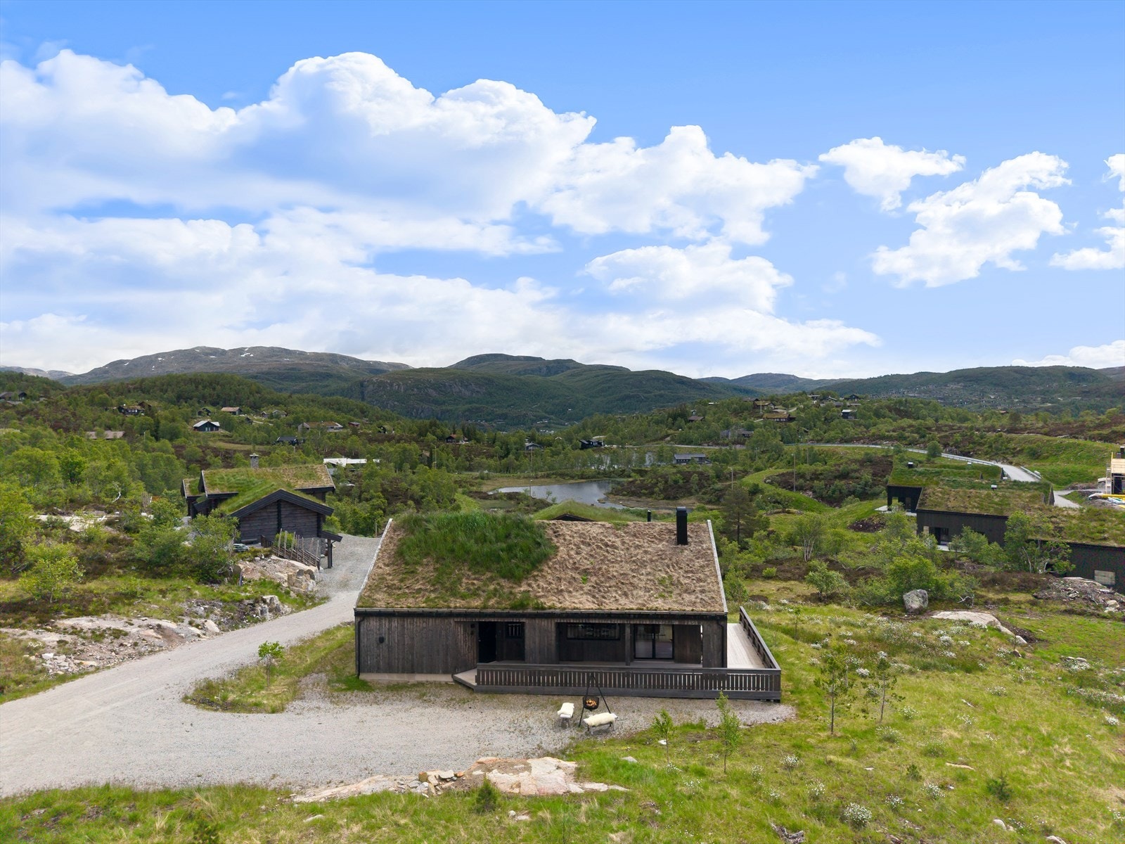 Hytta ligger fint plassert i et område med spredt hyttebebyggelse. Galleribilde