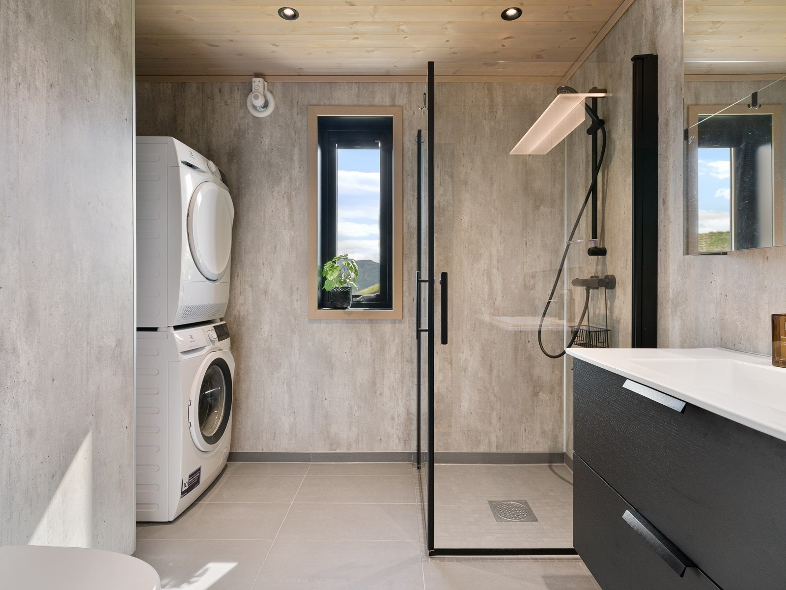 På badet er det opplegg for vaskemaskin og tørketrommel. Galleribilde