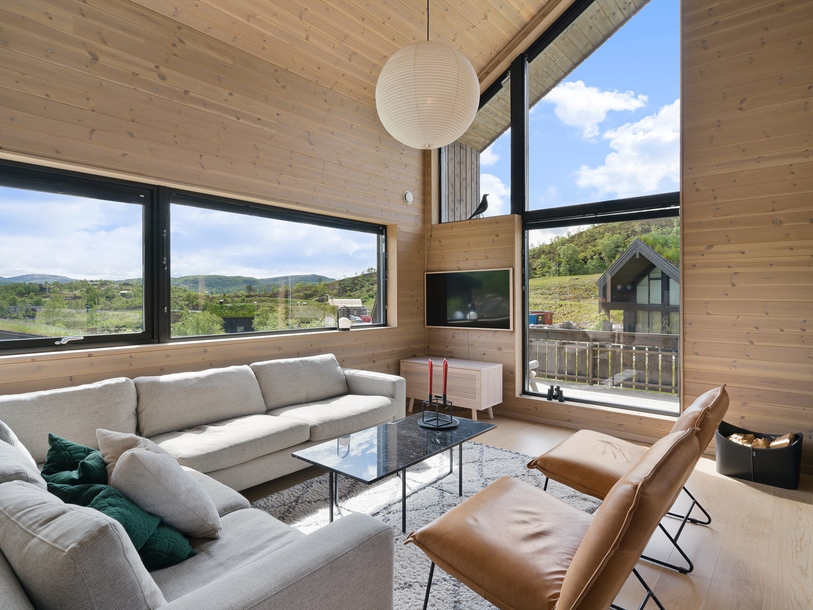 Stuen har god plass til en romslig sofagruppe. Galleribilde
