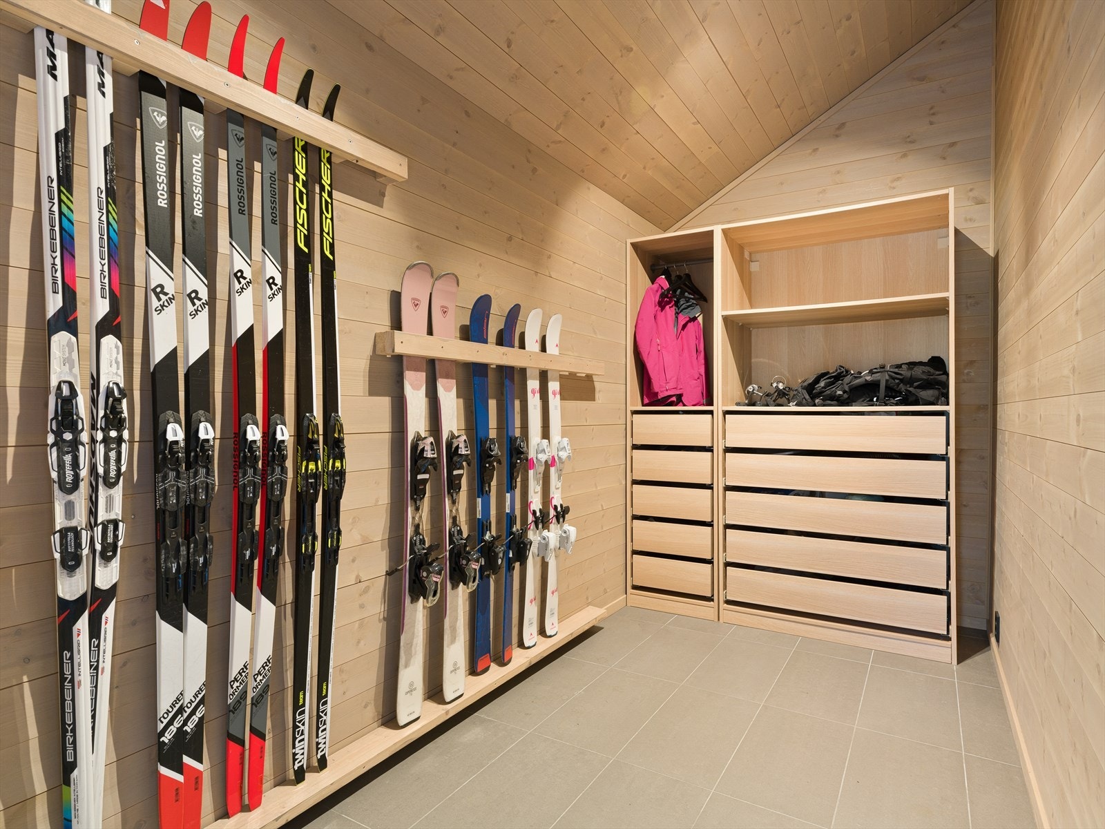 Innvendig bod med god plass til både oppbevaring av klær/sko og av ski og utstyr. Galleribilde