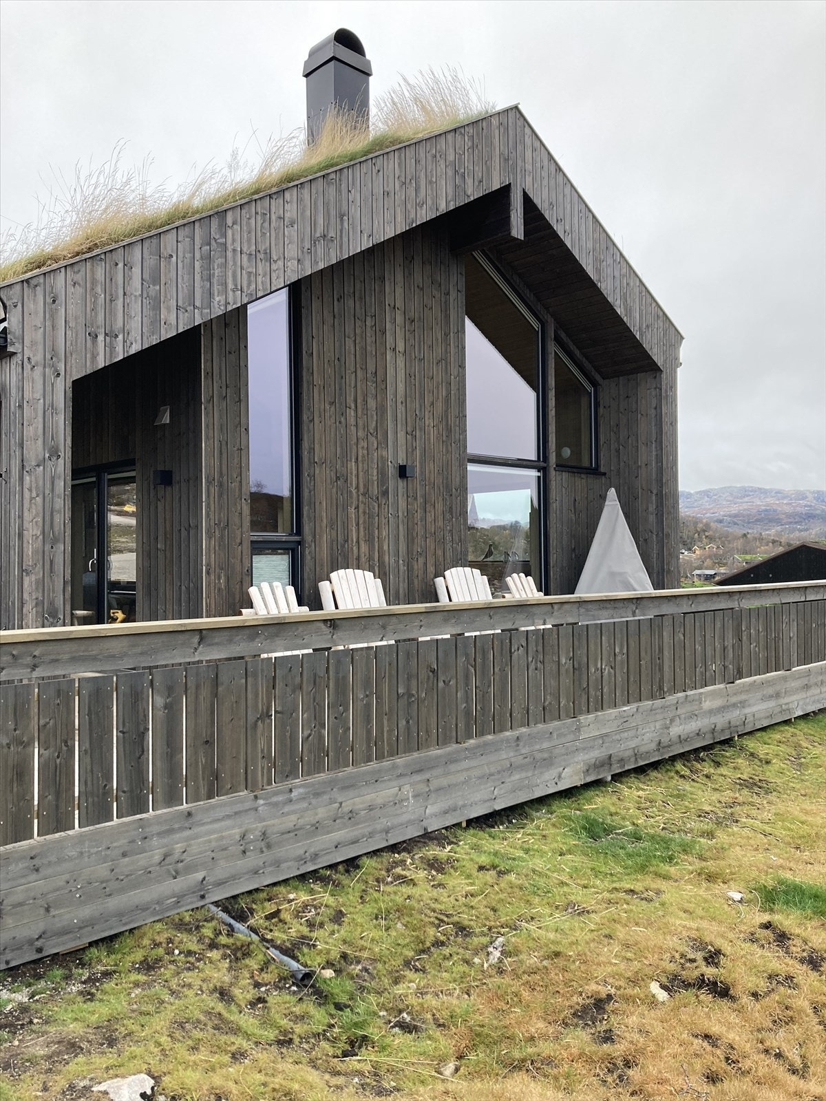 Moderne arkitektur som glir godt inn i fjellandskapet. Galleribilde
