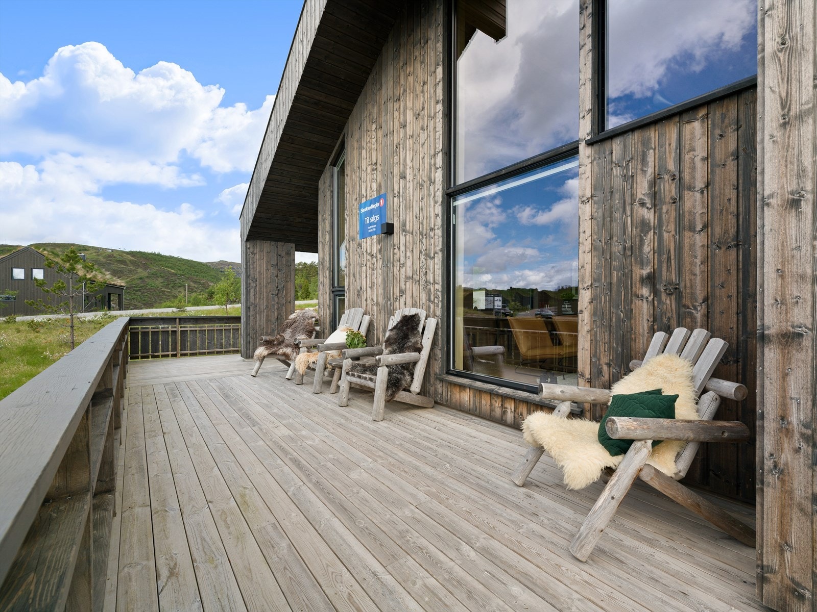 Terrassen har god plass til flere sittegrupper. Galleribilde