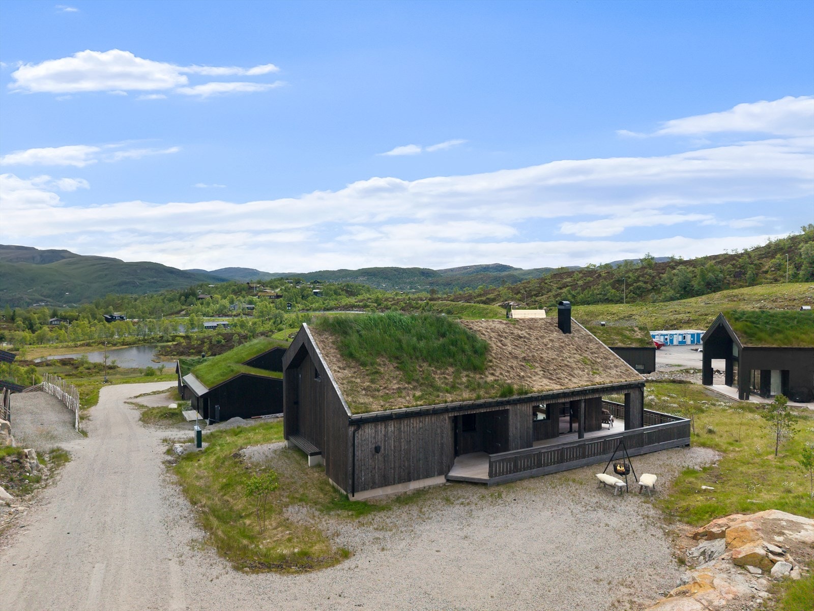 Kort vei til butikk, bakeri og afterski på Sinnes Fjellstue. Galleribilde