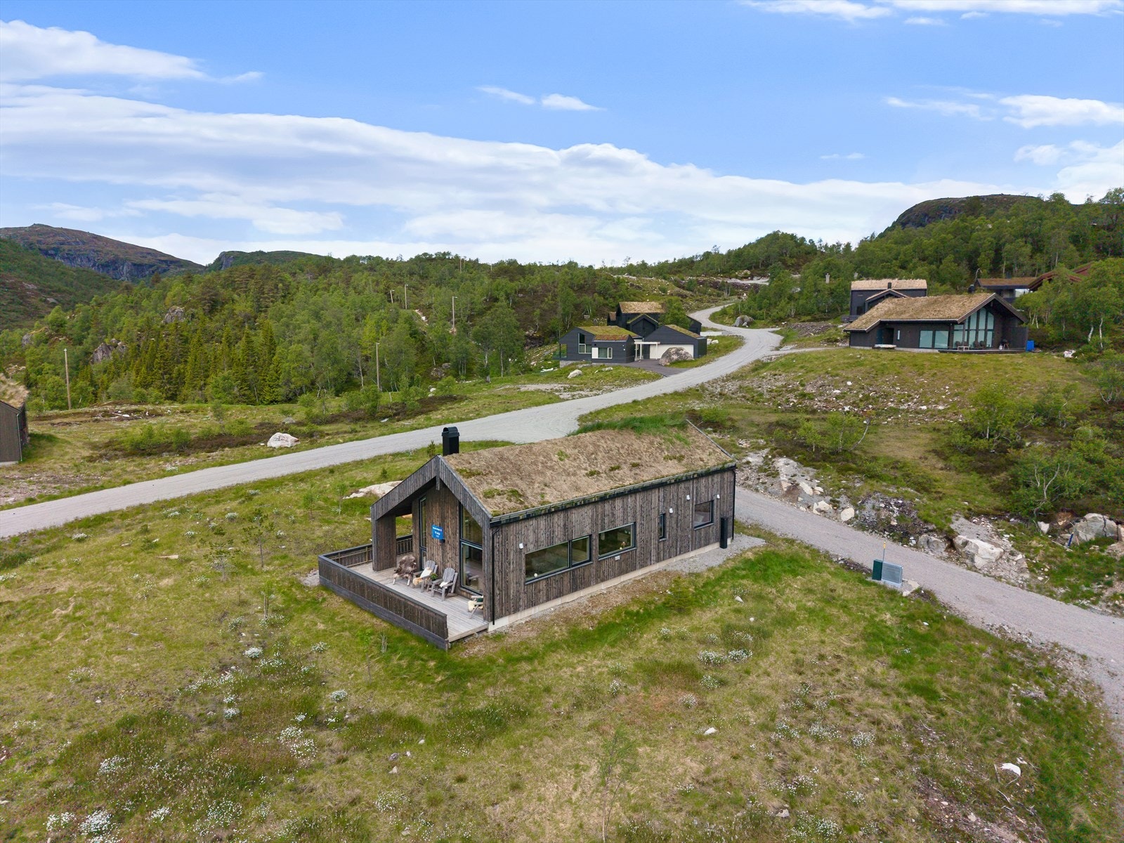 Eiendommen ligger i Skarliåsveien 4, sentralt på Sinnes. Galleribilde