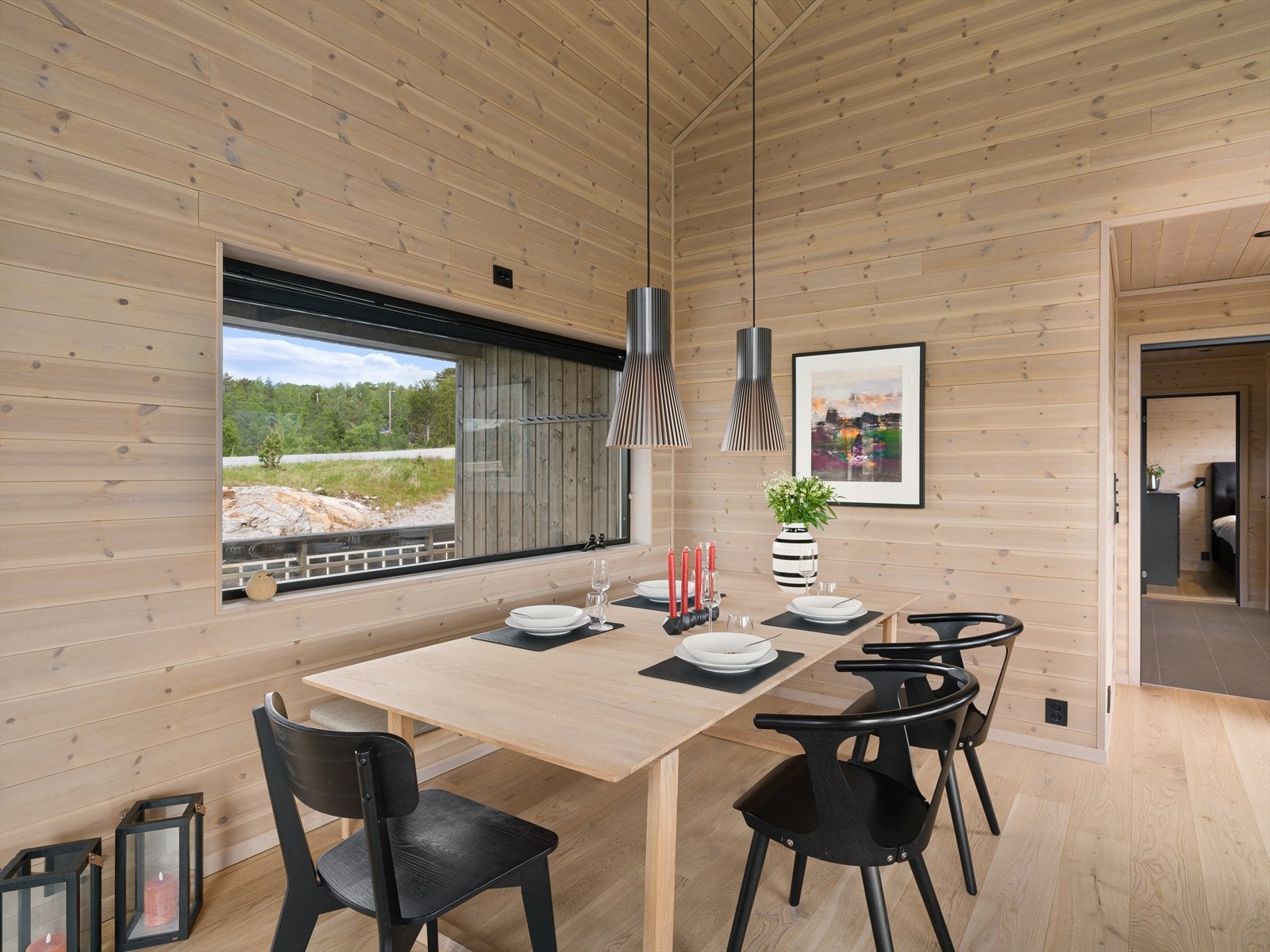 Spiseplassen er et naturlig samlingspunkt i hytta. Galleribilde