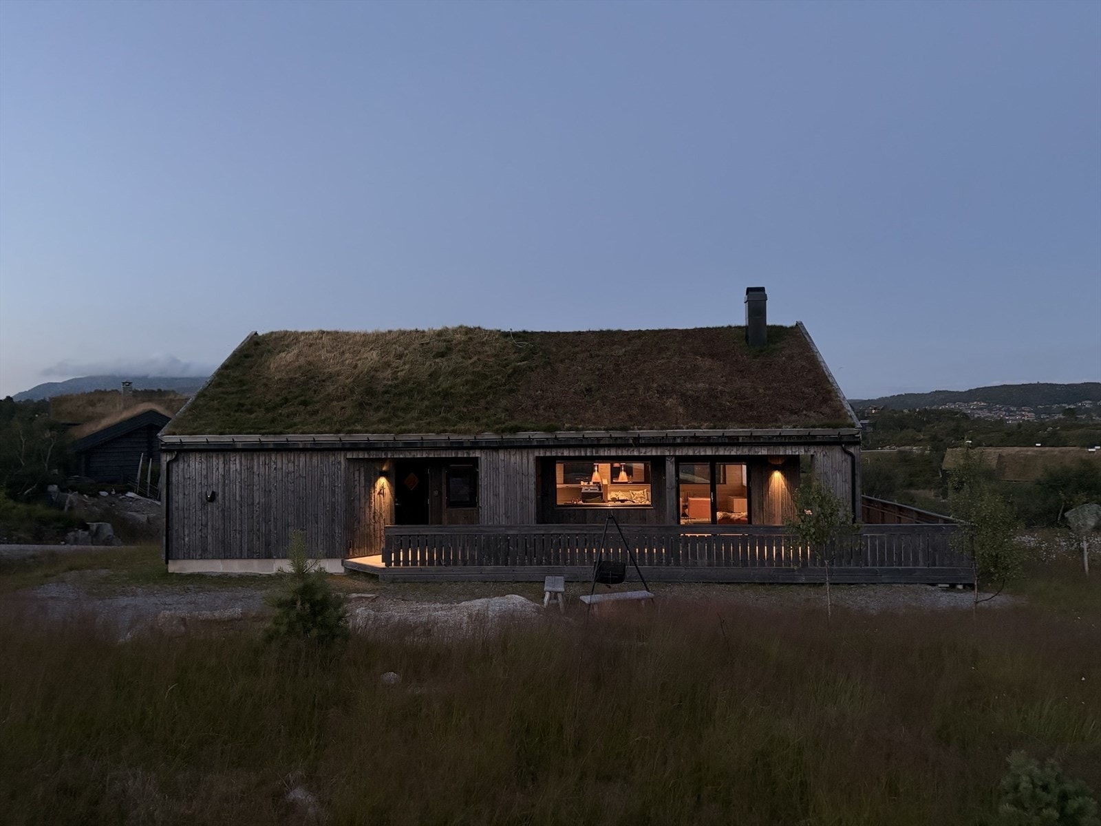 Det er montert utelys rundt hytta Galleribilde