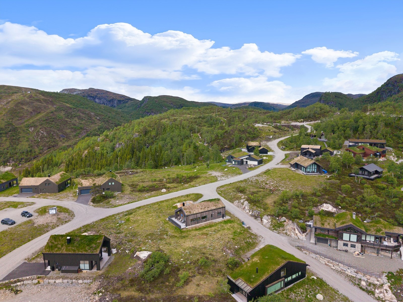 Lysløypa for langrenn går like ved hytta og er kjekk å bruke på fredagskveldene etter ankomst vinterstid. Galleribilde