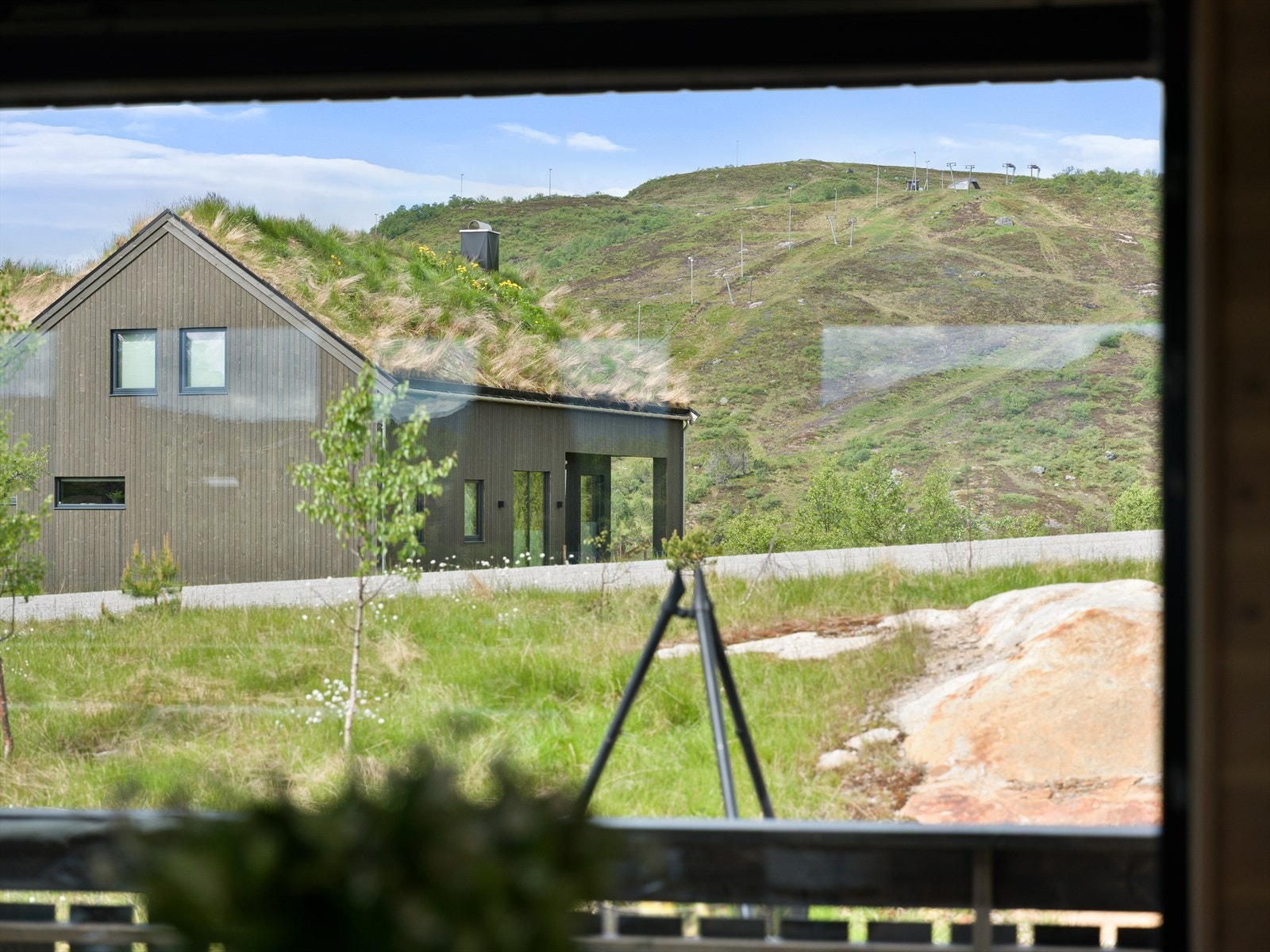 Fra hytta er det utsikt mot Ålsheia skisenter. Galleribilde