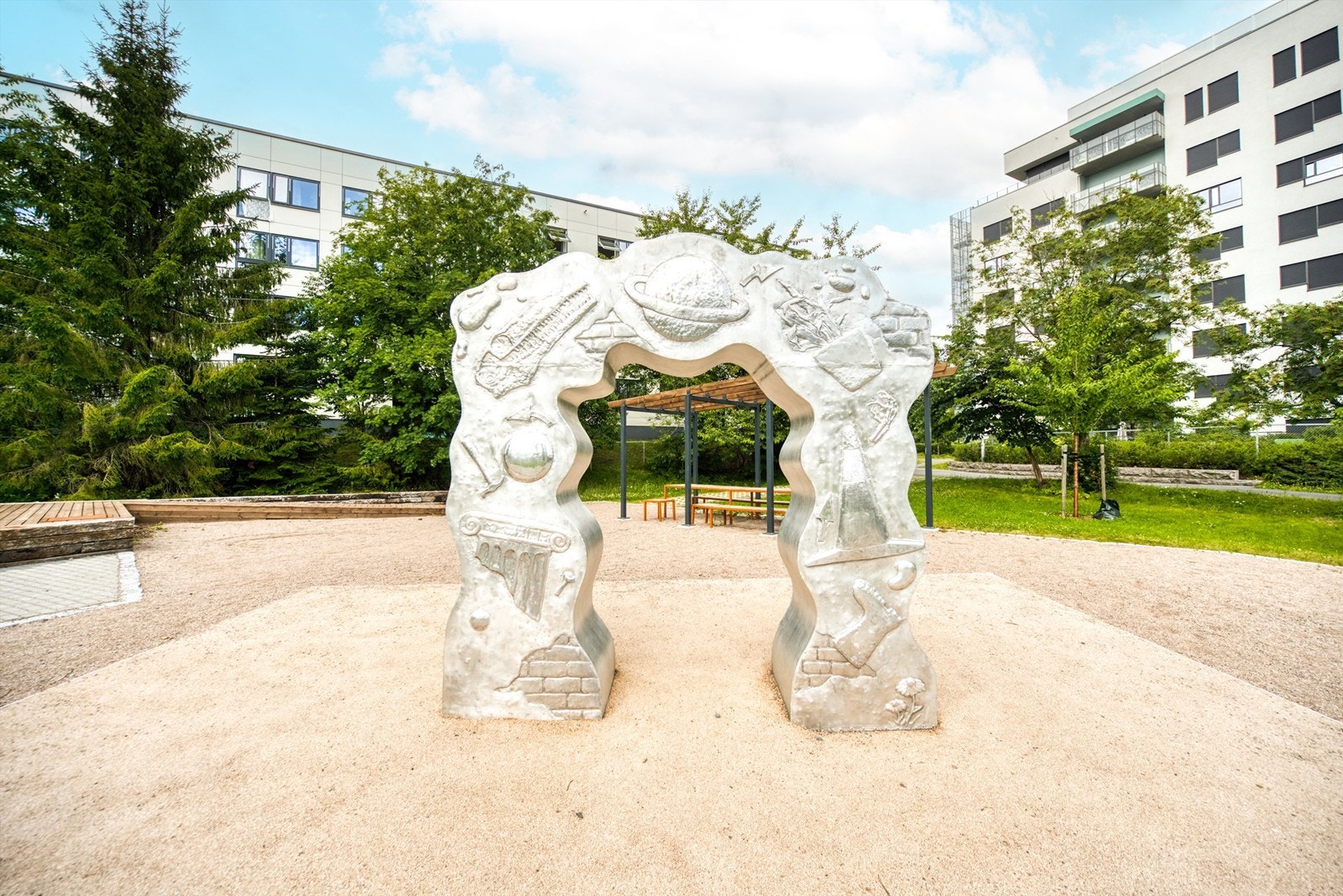 Hovseter er et veletablert boligområde med parkområder og kunstinstallasjoner. Galleribilde